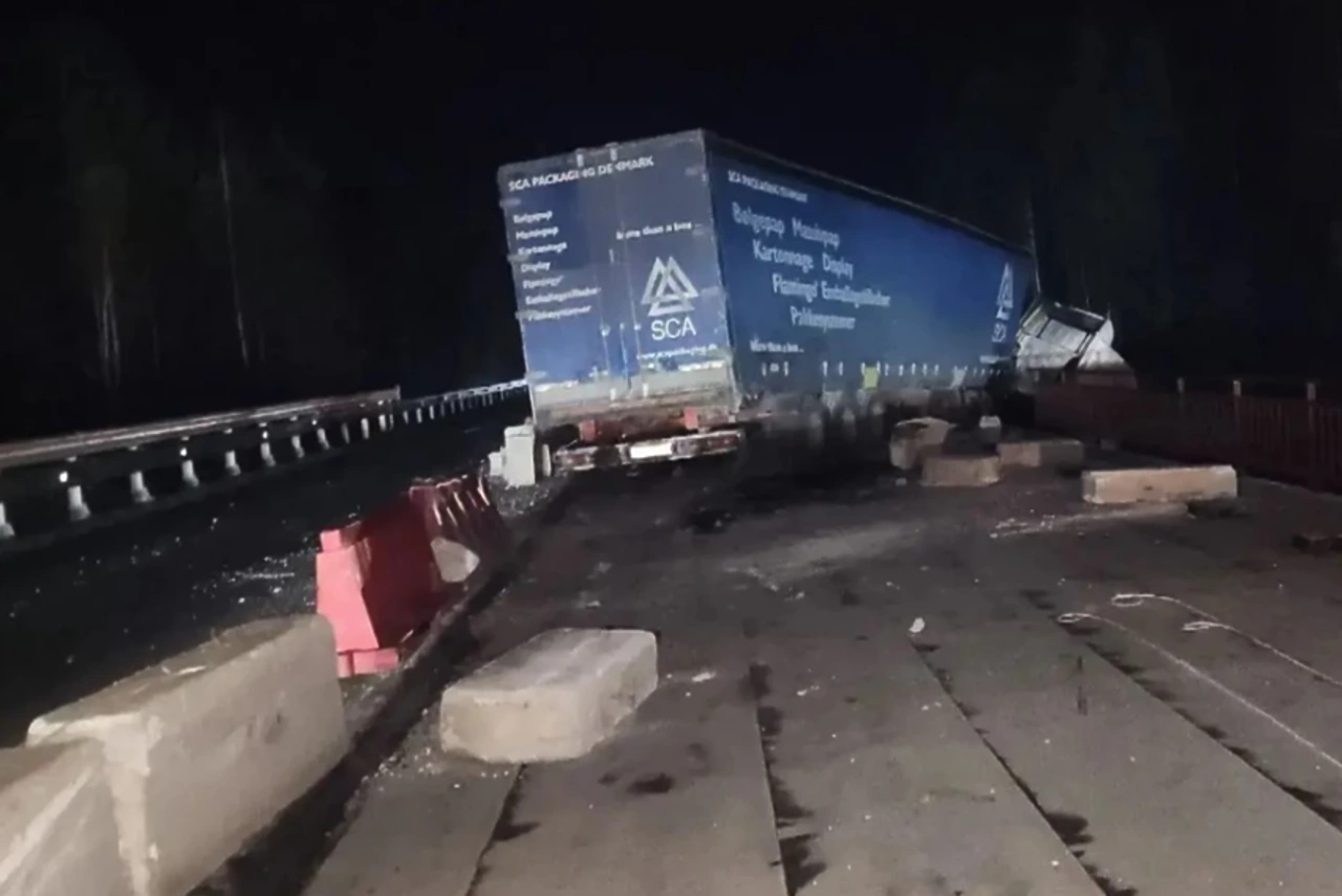На Серовском тракте грузовик снёс ограждение и повис на мосту