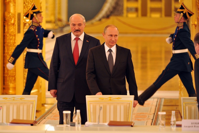 Лукашенко решил не вступать «в игру мускулами» между Востоком и Западом