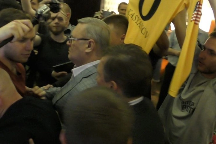 Михаилу Касьянову в Екатеринбурге подарили спортивную форму с номером «0»