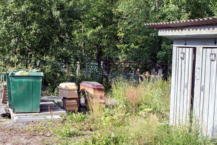 В Краснотурьинске неизвестные выбросили на помойку четыре гроба
