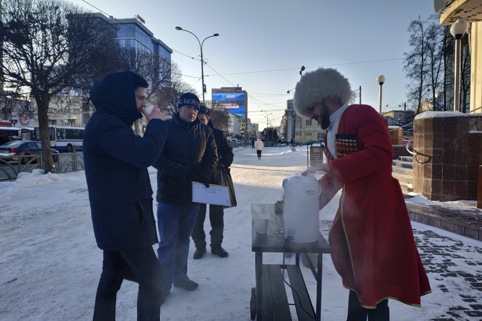 «Вы буклетик взяли?». Кафе в центре Екатеринбурга согревает на улице прохожих