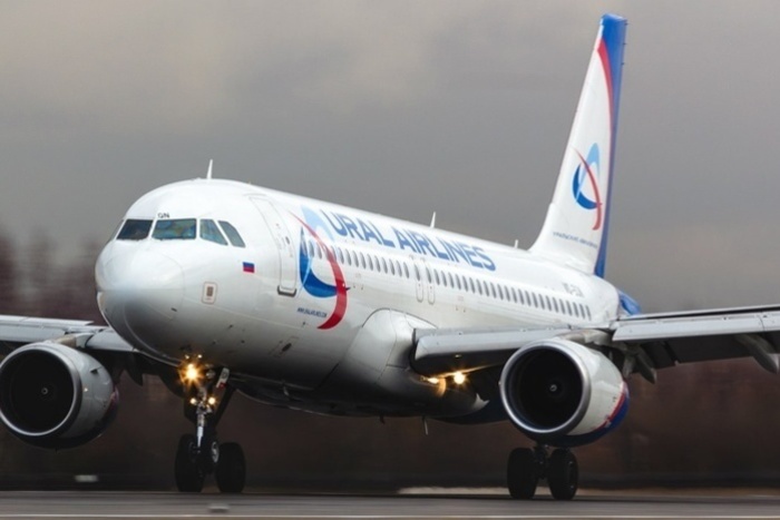 С самолета, который прилетел из Таджикистана в Екатеринбург, сняли людей с признаками ОРВИ