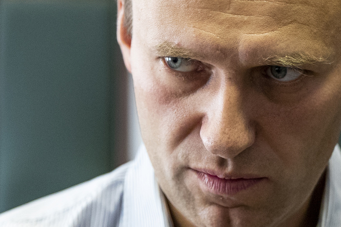 «Вздохнули с облегчением»: омские врачи отправили Навального в Германию после звонка из Кремля