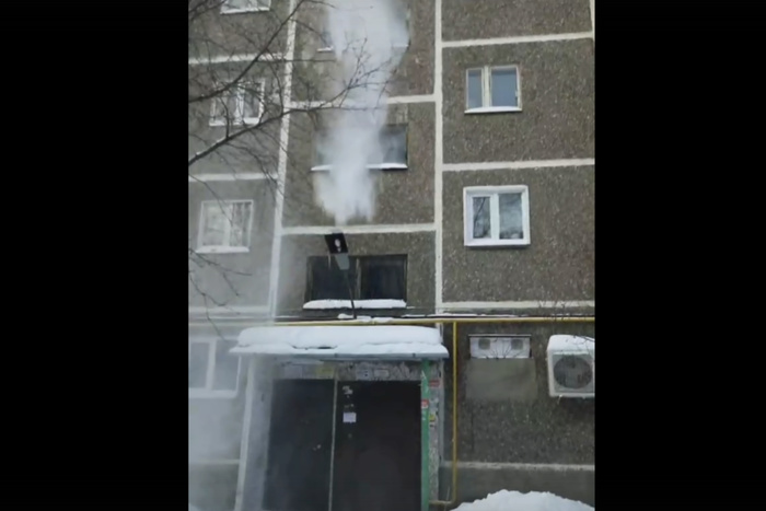 Екатеринбуржцы жалуются на опасную уборку снега с крыш (ВИДЕО)