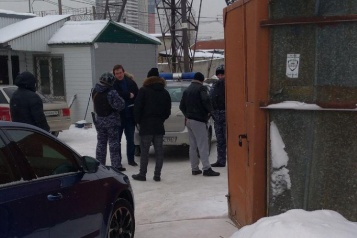 В Екатеринбурге неизвестные в масках захватили автомастерскую