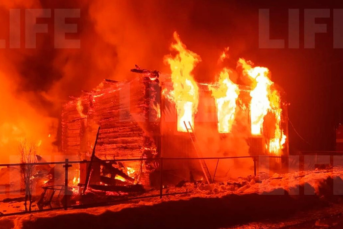 В Пермском крае при пожаре в доме погибла мать с двумя маленькими детьми