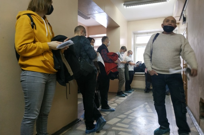 Не лучше чем в «Гринвиче»: в больницах Екатеринбурга огромные очереди на прививку
