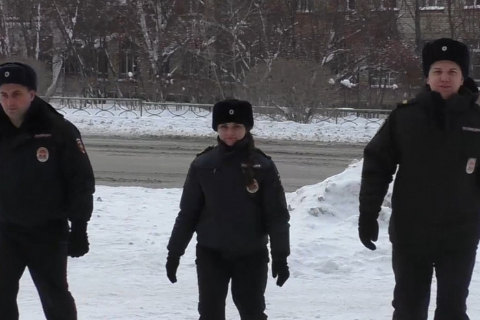 Свердловские полицейские спасли жильцов из горящего дома