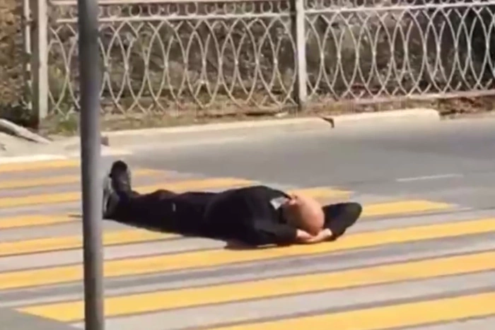 В Екатеринбурге мужчина лёг посреди дороги на пешеходный переход