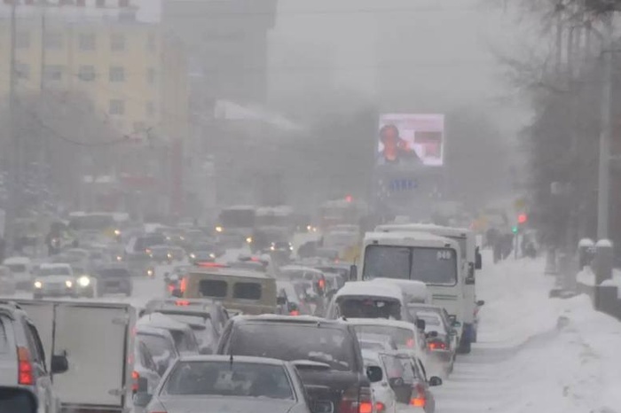 В Екатеринбурге автомобилисты с утра встали в огромные пробки