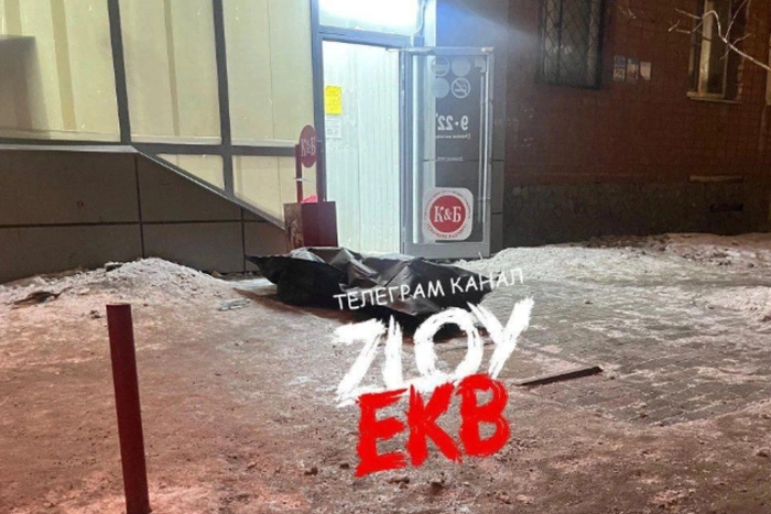 В Пионерском перед магазином «Красное и Белое» обнаружили труп