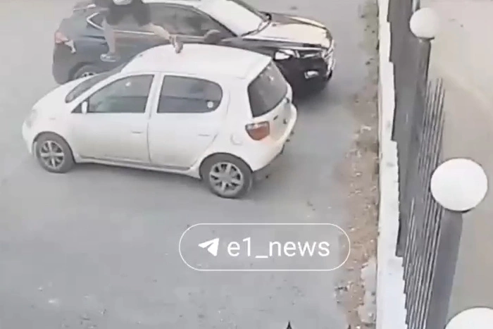 В Екатеринбурге парень помял чужую машину ради видео