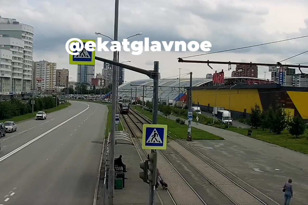 Пьяный екатеринбуржец уснул на трамвайных путях, парализовав движение