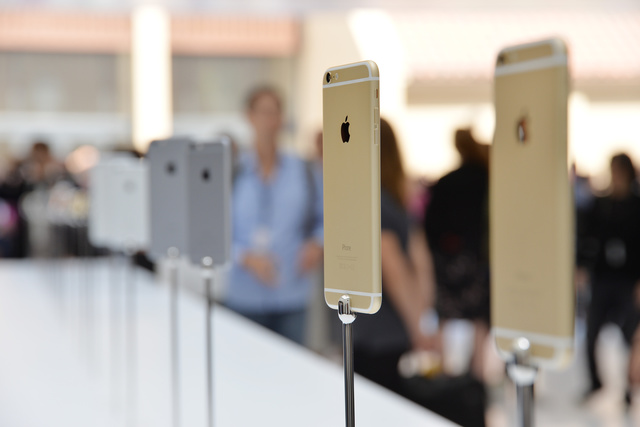 Первый покупатель iPhone 6 в Австралии уронил его, выйдя из магазина