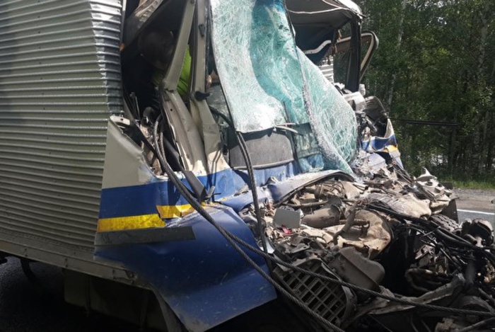 Водитель легкого грузовика погиб, врезавшись в стоящий КамАЗ на Серовском тракте