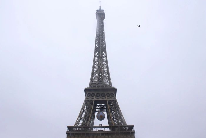 Подсветка Эйфелевой башни погасла в память о погибших при теракте в Петербурге