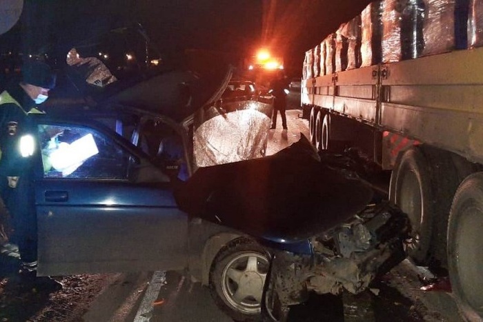 Грузовик снес с трассы легковушку: под Екатеринбургом произошло смертельное ДТП
