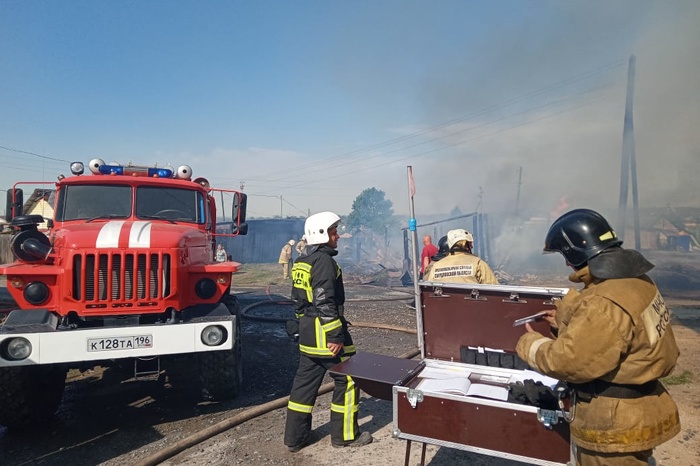 Огонь распространился на 1000 квадратных метров: под Екатеринбургом произошёл крупный пожар