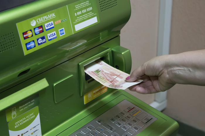 ЦБ собирается ужесточить контроль за пополнением карт через банкоматы
