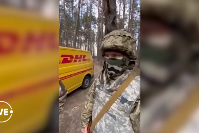 В DHL прокомментировали фото с украинскими военными в их автомобилях