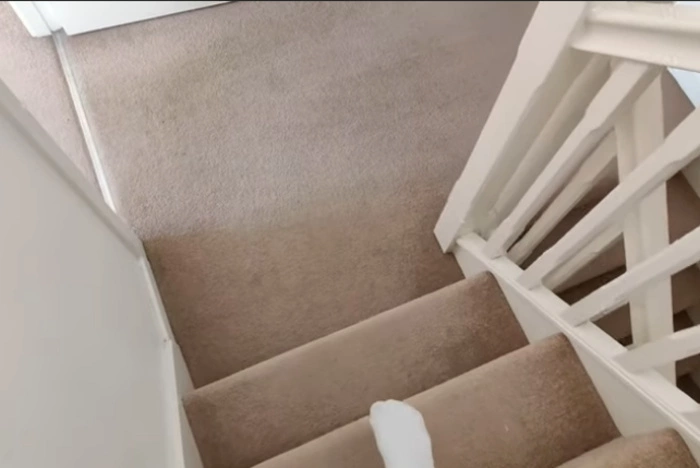 Британцы назвали просьбу к гостям снимать обувь привычкой «низшего среднего класса»