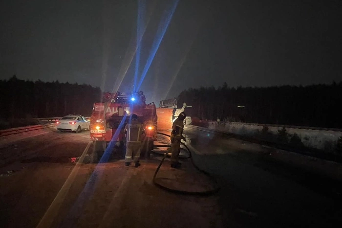 Топливо растеклось по дороге: под Екатеринбургом перекрыли трассу из-за грузовика, вылетевшего в кювет