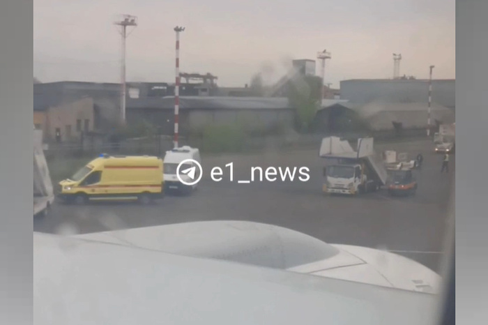 Вылетевший из Екатеринбурга на популярный курорт самолёт экстренно посадили в Иркутске