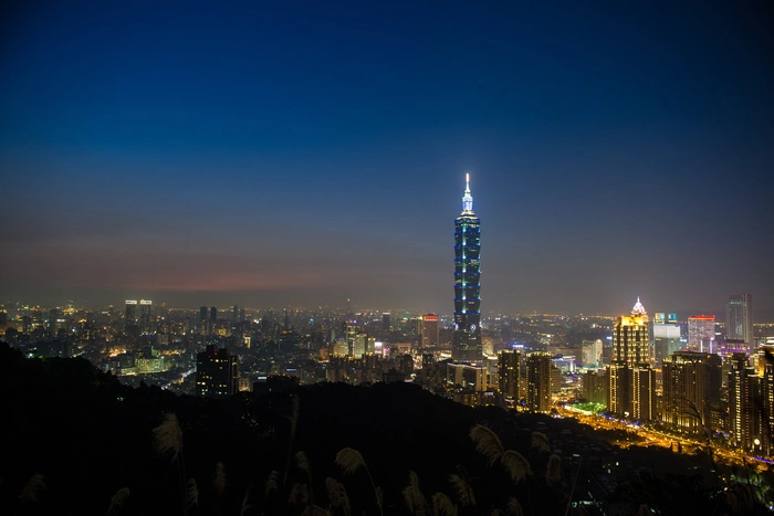 В результате взрыва на Тайване пострадали более 100 человек