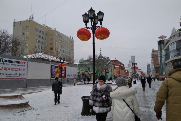 Улицу Вайнера вновь украсили китайские красные фонарики