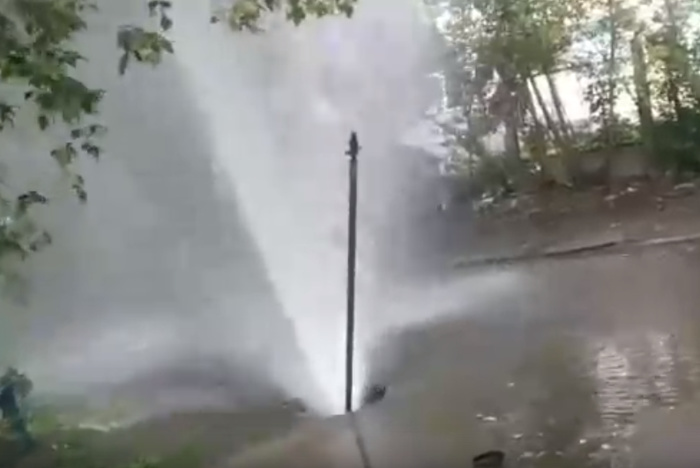«Всё в воде»: в Екатеринбурге из-под земли забил фонтан