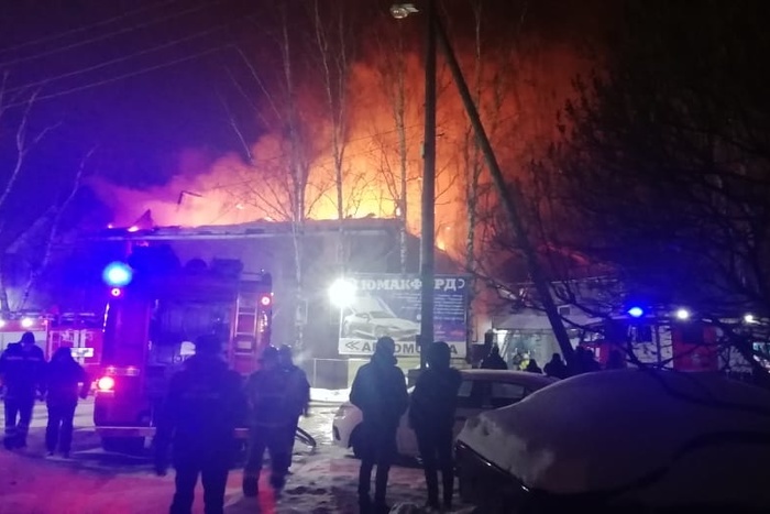 Задействовали высотную технику: в Екатеринбурге сгорели два жилых дома
