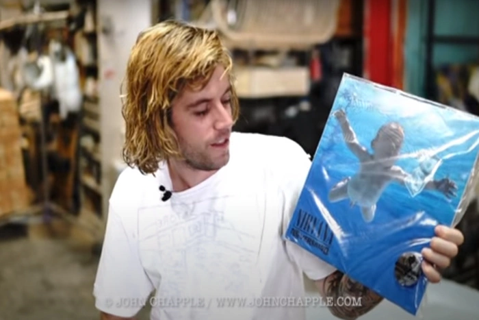 Мальчик с легендарной обложки альбома Nirvana подал иск о детской порнографии