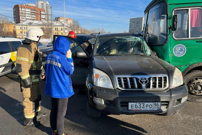 В Екатеринбурге пассажирский автобус попал в массовую аварию