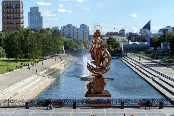 В центре Екатеринбурга заморозили установку гигантского памятника святой Екатерине