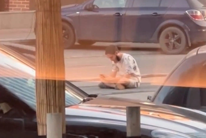 В центре Екатеринбурга странный парень сел на трамвайные пути