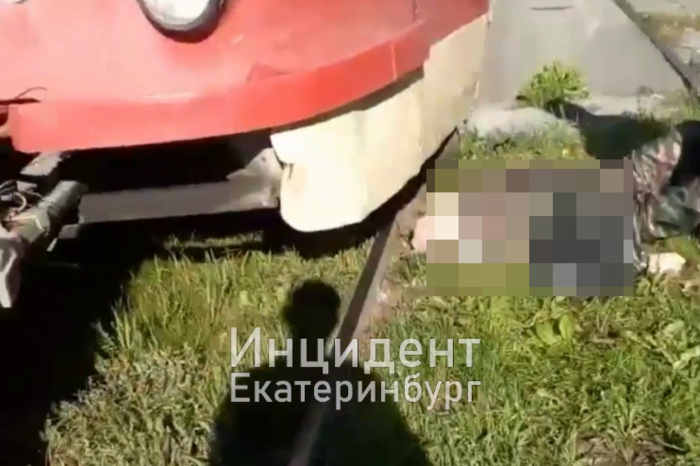 В Екатеринбурге человек попал под трамвай