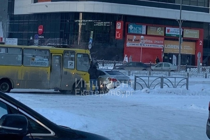У ТРЦ «Академический» пассажирский автобус врезался в легковушку
