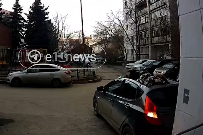 В Екатеринбурге бабушка упала с высоты и проломила чужую машину