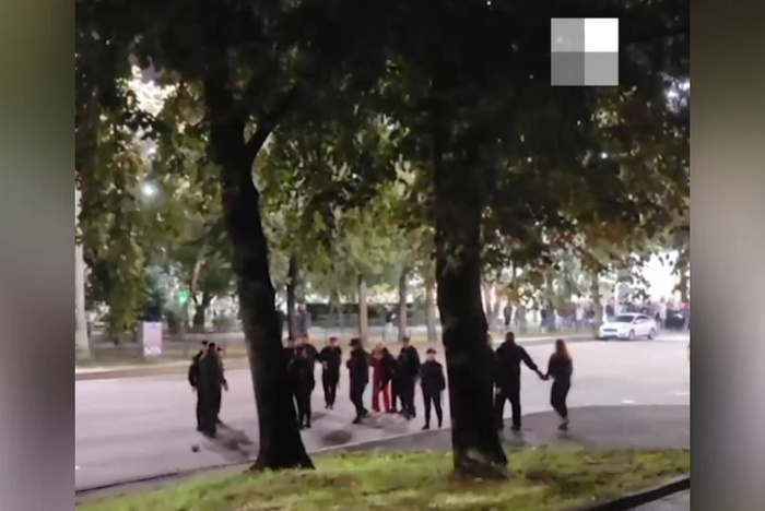 Подростки устроили массовую драку со взрослыми в центре Екатеринбурга