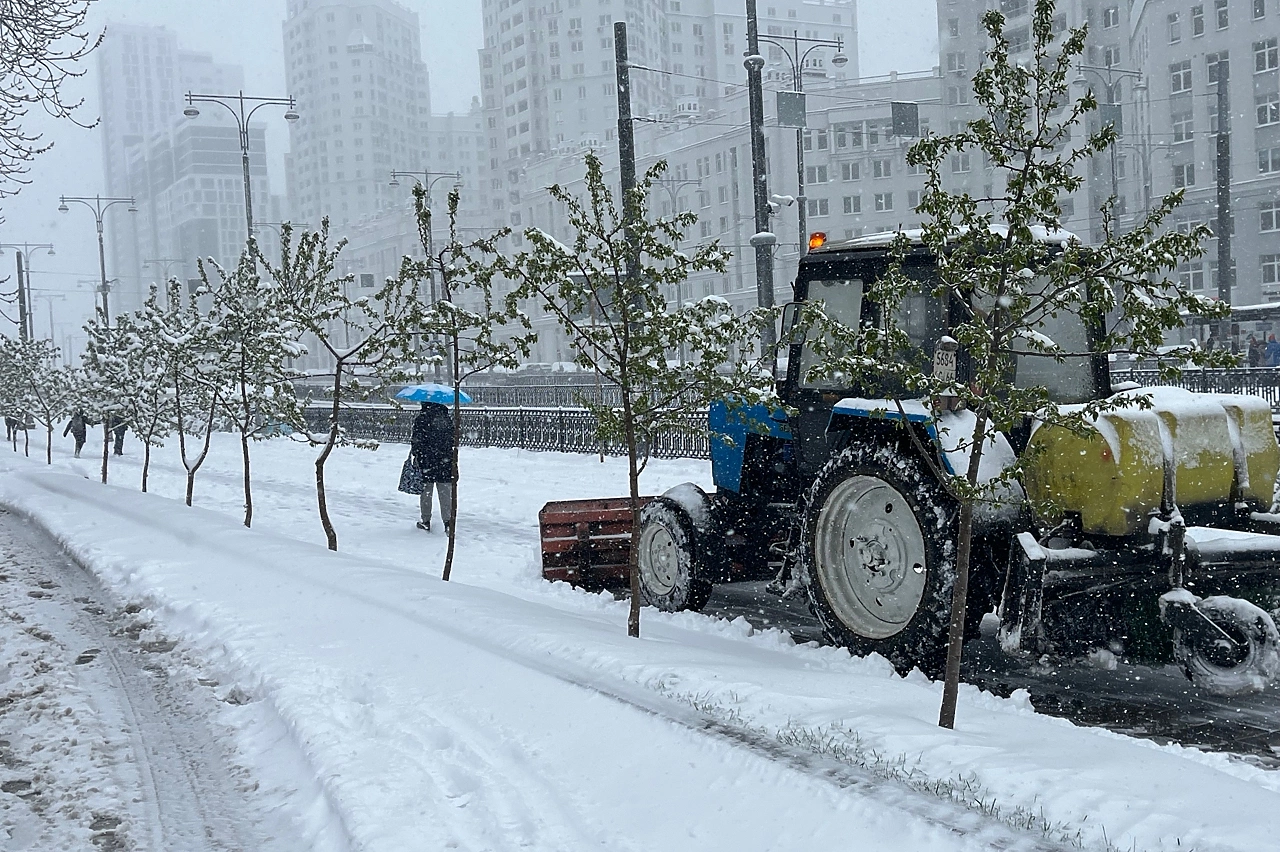 В Свердловской области дорожники имитировали работу по уборке снега