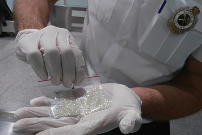 Таможеники предотвратили незаконный ввоз бриллиантов на 16 млн. рублей