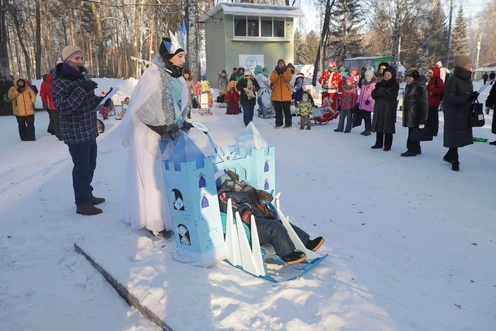 Первый Парад санок прошел в Екатеринбурге