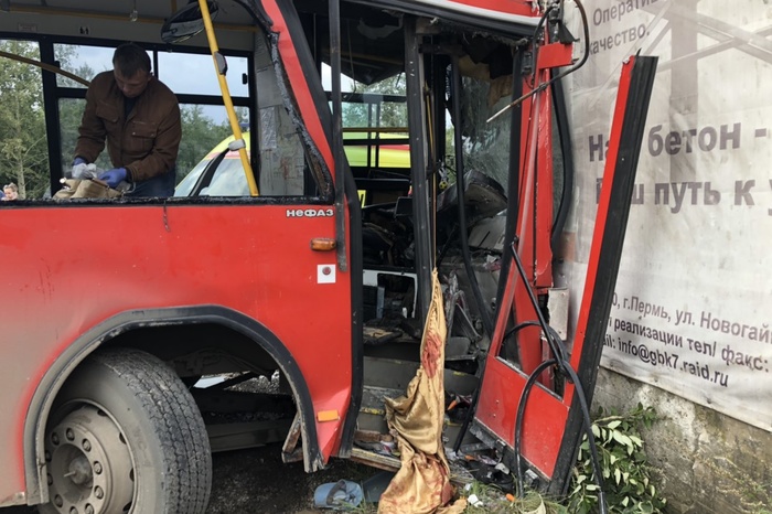 В Перми автобус врезался в здание: один человек погиб, 22 пострадали