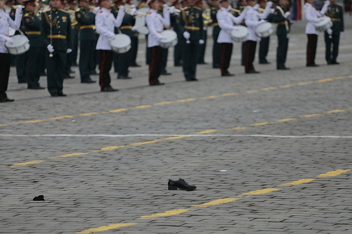 В Калининграде наградили участницу парада, потерявшую туфлю