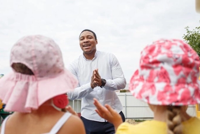 В челябинский детский сад поступил на работу чернокожий воспитатель