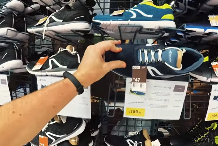 Компания Decathlon приостановила работу в России