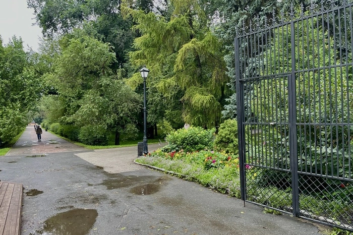 Билет 8 тысяч: в дендропарк в центре Екатеринбурга не пустили обычных людей