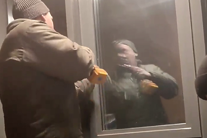 Жильцам многоквартирного дома в Екатеринбурге запретили проветривать подъезд от токсичного запаха