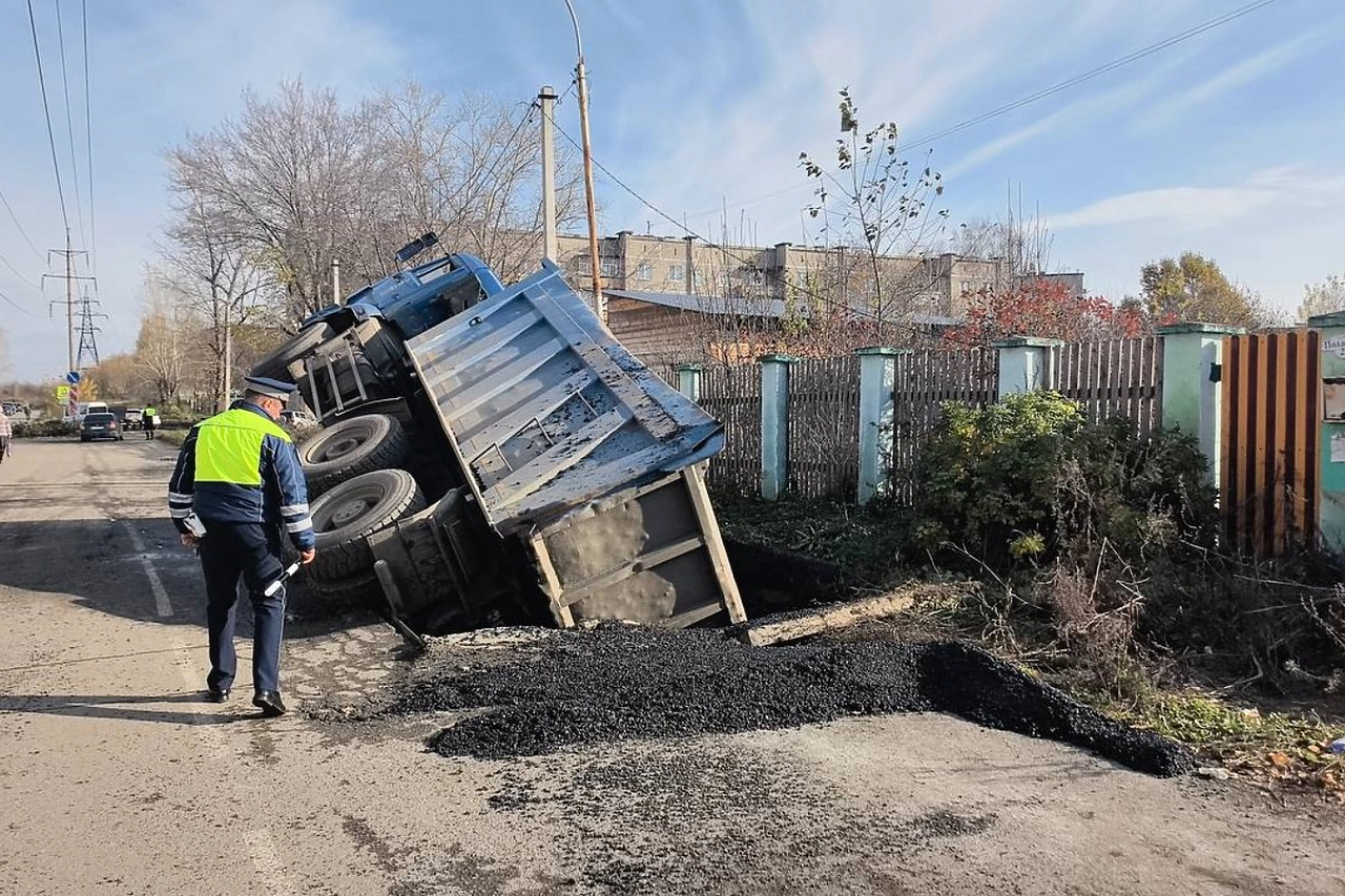 В Нижнем Тагиле под грузовиком, который вёз асфальт, обрушилась дорога