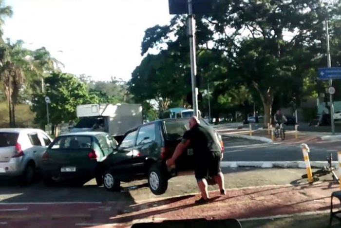 Велосипедист голыми руками передвинул машину, мешавшую ему проехать